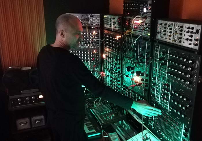 Cosmic Ground: “Es más divertido trabajar con máquinas”