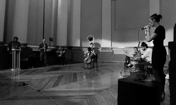 El inusual vals de celebración de Generación Espontánea