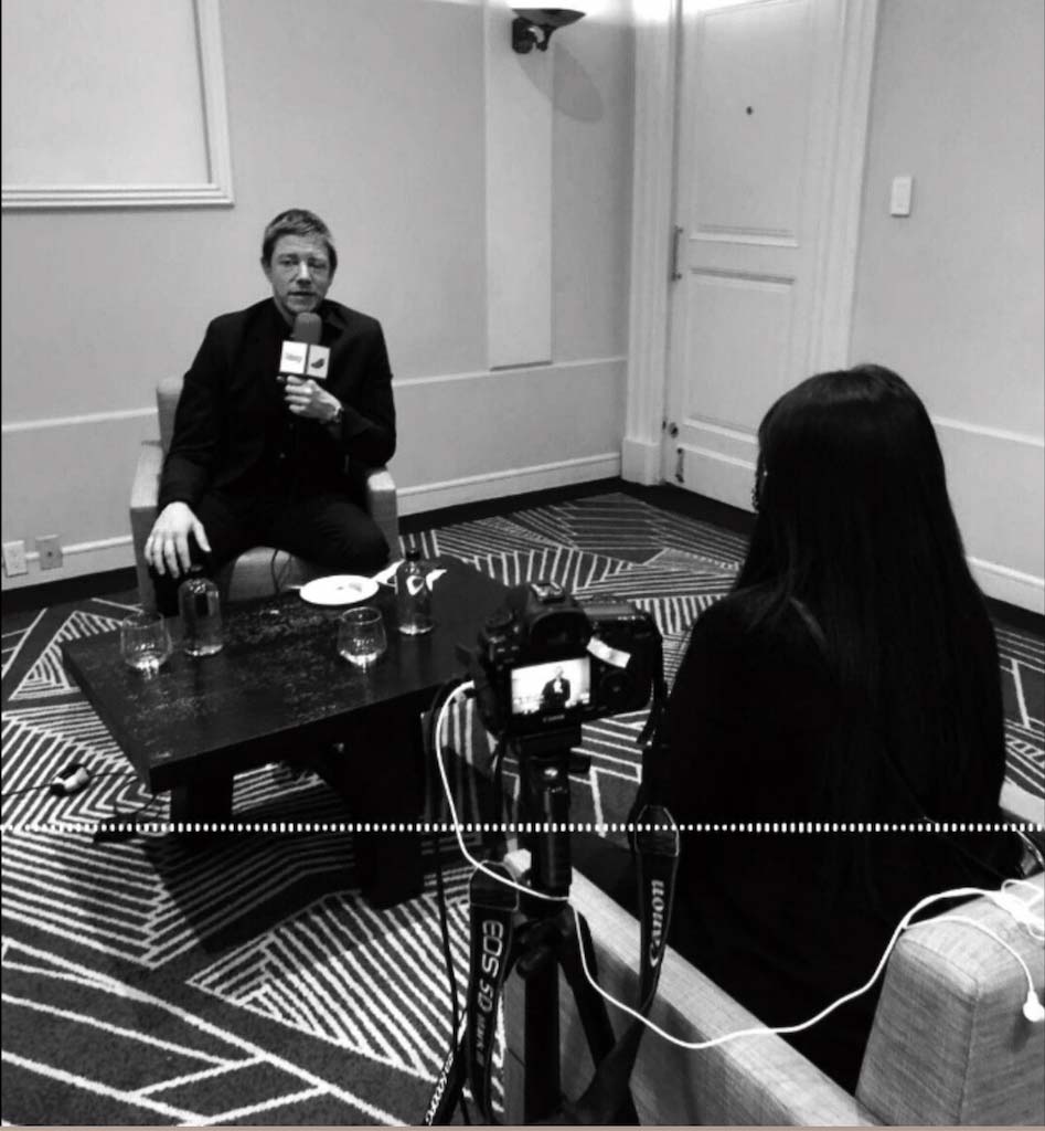 Paul Banks durante la entrevista con Andrea Mireille
