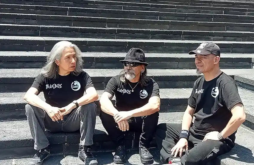 Trolebús da la vuelta en U